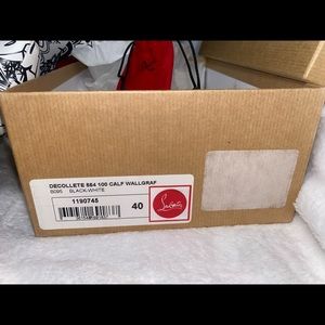 Graffiti black and white special edition Louboutin heels